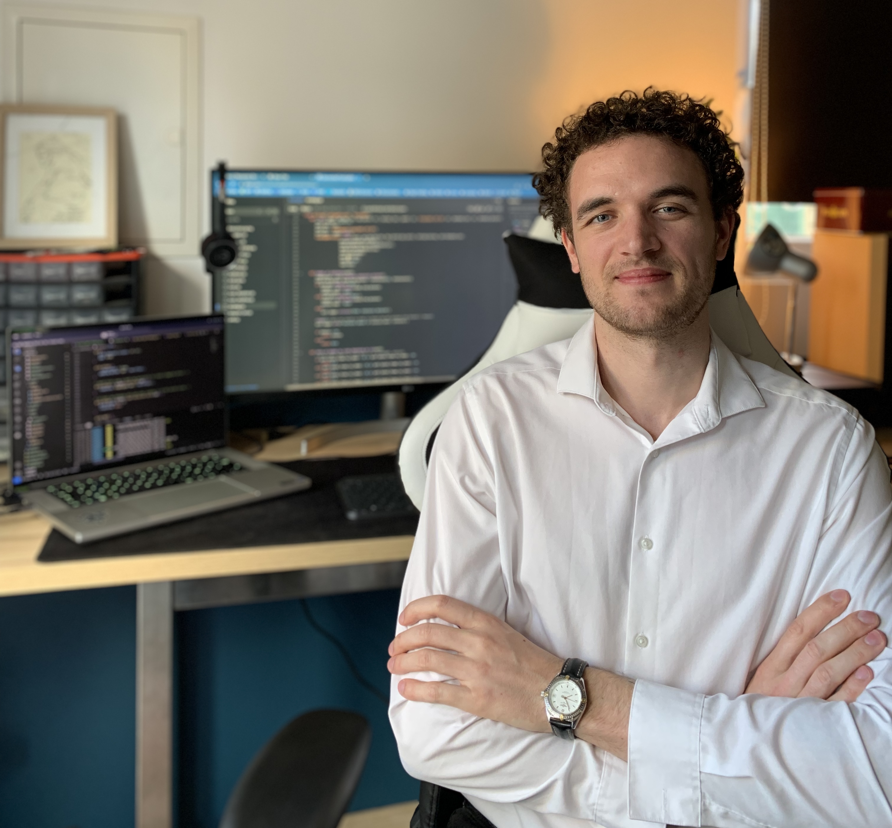 Benjamin Breton au travail à son bureau